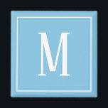 Imán cuadrado con monograma blanco sobre fondo azu<br><div class="desc">Un imán cuadrado con un monograma blanco en un fondo azul claro. Personalice el imán con su propia inicial o iniciales, colores, entre otras opciones.</div>