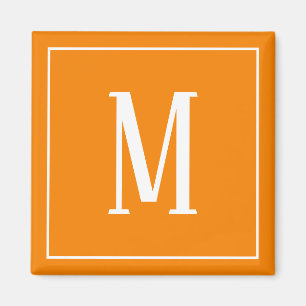 Imán cuadrado con monograma blanco sobre naranja
