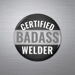 Imán Cualquier mensaje de texto para soldadura de Badas<br><div class="desc">Añada un toque elegante a la decoración de la casa de un trabajador metalizado con un imán de refrigerador redondo "Certified Badass Welder", un personalizable. Todo el texto de esta plantilla es sencillo de personalizar o eliminar. El diseño negro, blanco y gris presenta un fondo de acero inoxidable falso metálico...</div>