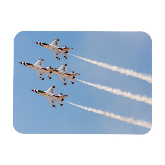 Imán Cuatro F-16 Thunderbirds vuelan en formación cerra (Horizontal)
