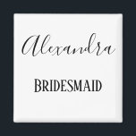 Imán Cursiva negra y blanca de dama de honor<br><div class="desc">Regale su dama de honor con un imán de refrigerador personalizado. Su nombre se mostrará en letra cursiva negra con "dama de honor" escrito bajo la letra impresa. ¡Qué hermosa personalizar tuya hoy!</div>