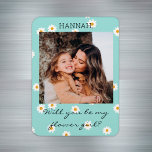 Imán Cute Daisies Foto - Propuesta De Niña Flor<br><div class="desc">Cute boho daisies un imán personalizado de propuesta de chica de flores en un color bohemio de agua con un nombre y texto editable. Haz especial a tu boda con una idea alternativa "¿serás mi dama de honor?" propuesta para tus novias.</div>
