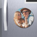 Imán Cute Love Heart Photo Parples Nombres personalizad<br><div class="desc">Cute Love Heart Photo Couples Personalized Names Magnets presenta tu foto favorita con un corazón de amor y personalizada con tus nombres en un escritura blanca moderna. Personalice editando el texto en el cuadro de texto proporcionado y agregando su propia imagen. Los regalos perfectos para parejas, novia, esposa, novia y...</div>