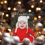 Imán de anuncio de nacimiento de foto bebé para na<br><div class="desc">Elegantes Navidades anuncio de nacimiento tarjeta magnética con un bello verso de la biblia sobre Jesús en tipografía cursiva blanca. Para nosotros,  nace un niño. Isaías 9:6. Bonita tarjeta de vacaciones para recién nacidos con una foto completa bajo las escrituras religiosas.</div>
