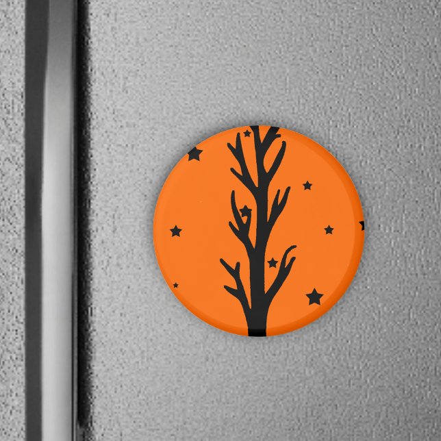 Imán de árbol de silueta negro espeluznante (Spooky barren black tree with black stars on bright orange round Halloween magnet.)