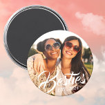 Imán de Besties para el mejor imán fotográfico de<br><div class="desc">Imán fotográfico personalizado para los mejores amigos con "Besties" y "Est". 20XX" para tu foto de BFF y año personalizado de convertirse en los mejores amigos.</div>
