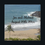 imán de fecha de bodas oceánicas y de playa<br><div class="desc">Bonito entorno en Kauai,  Hawái del océano y playa de arena con palmeras y olas ondulantes. Agregue los nombres u otra información según desee.</div>