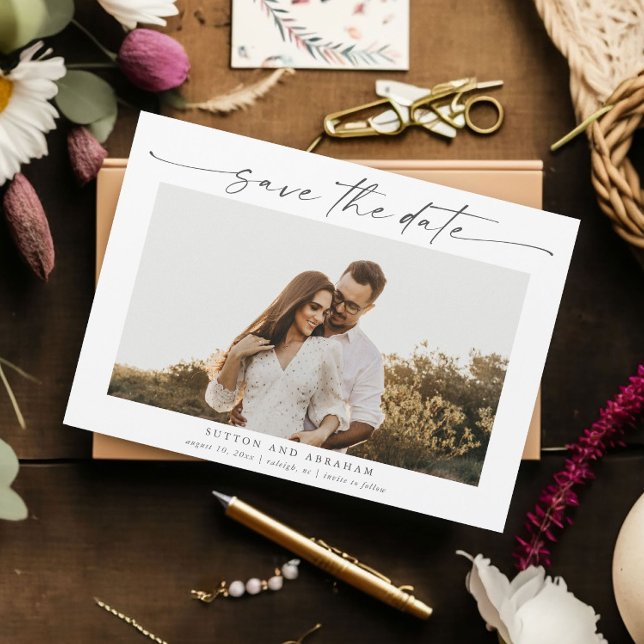 Imán de fecha de guardar foto de boda con letra el (An elegant photo wedding save the date magnet with handwritten script and minimal typography.)
