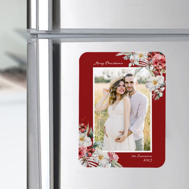 Imán de Foto Elegante de Navidad (Red Holiday Photo Merry Christmas Magnet Card Watercolor Floral Botanical Berries)