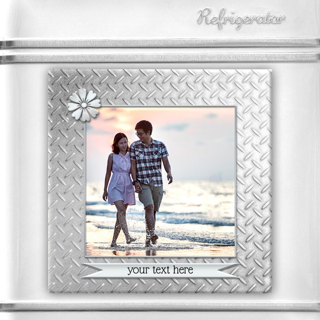 Imán de fotografía personalizado metálico plateado (Photo magnet featuring your own favorite photo framed by a silver metallic design)