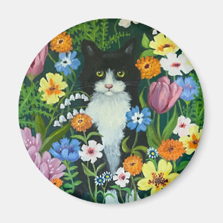 Imán de gato entre flores
