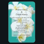 Imán de invitación a la boda de Plumeria de la Lag<br><div class="desc">Azul laguna con flores de plumeria blanca,  invitación de boda personalizada en un imán flexible grande (4x6). Los sobres NO vienen con esto. Una forma perfecta de invitar a los huéspedes a una pequeña ceremonia privada en la playa.</div>