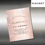 Imán de invitación de plata de color dorado rosa d<br><div class="desc">Una moderna,  elegante y glamurosa invitación a una fiesta de cumpleaños 21 (o de cualquier edad). Un fondo dorado rosa con purpurina falso de plata,  chispas. El nombre está escrito con una escritura de estilo con letras a mano moderna. Personalice y agregue los detalles de su fiesta.</div>