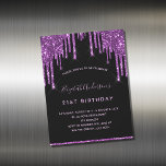 Imán de invitación de purpurina morado negro de cu<br><div class="desc">Invitación a la fiesta de cumpleaños 21 (o a cualquier edad) de niñas y mujeres. Un fondo negro de moda. Decorada con tonalidades purpurinas de color morado oscuro, con pinturas que gotean. Personalice y agregue un nombre y detalles del fiesta. El nombre está escrito con un guión de estilo con...</div>