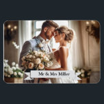 Imán de Invitación fotográfica de boda personaliza<br><div class="desc">Este imán flexible de invitación se muestra con un diseño de plantilla de una fotografía de muestra de una pareja boda. Edite y personalice este elemento y cambie el texto y la foto de ejemplo a la suya, sólo tiene que hacer clic en la ficha de personalización y cambiar la...</div>
