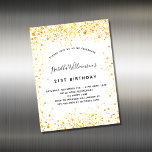 Imán de invitación para purpurinas de oro blanco d<br><div class="desc">Para un elegante cumpleaños número 21 (o cualquier edad). Un elegante fondo blanco. Decorado con polvo falso purpurina de oro. Personalice y agregue un nombre,  edad y detalles del fiesta. El nombre se escribe con un guión de estilo con letras a mano</div>