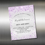 Imán de invitación para purpurinas púrpura de plat<br><div class="desc">Para un elegante cumpleaños número 50 (o cualquier edad). Un fondo falso plateado. Decorada con chispas purpurinas de imitación violeta. Personalice y agregue un nombre,  edad y detalles del fiesta. El nombre se escribe con un guión de estilo con letras a mano</div>