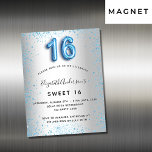 Imán de invitación purpurina azul dulce 16<br><div class="desc">Una invitación moderna,  elegante y glamorosa a un chica dulce de 16 años. Un fondo falso plateado,  decorado con polvo purpurina de color azul. Personalice y agregue su nombre y detalles del fiesta. El número 16 se escribe con un tipo de letra,  guión.</div>