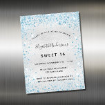 Imán de invitación purpurina azul dulce 16<br><div class="desc">Para un elegante dulce 16,  16 cumpleaños. Un falso fondo metálico plateado. Decorada con polvo azul falso purpurina. Personalice y agregue un nombre,  edad y detalles del fiesta. El nombre se escribe con un guión de estilo con letras a mano</div>