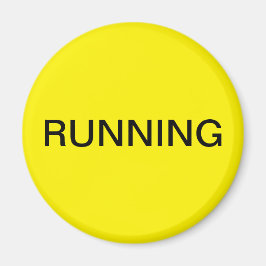 Imán de lavavajillas amarillo en marcha