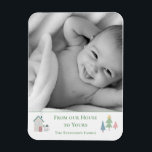 Imán De Nuestra Casa A Su Foto Tarjeta De Navidad De Na<br><div class="desc">"De nuestra casa a la tuya" Añade tu elección de foto.  Dulce casa con un pequeño muñeco de nieve.  Cambia a tu nombre y qué lindo saludo de vacaciones. Tan simple y adorable. Un gran placer.</div>