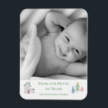 Imán De Nuestra Casa A Su Foto Tarjeta De Navidad De Na<br><div class="desc">"De nuestra casa a la tuya" Añade tu elección de foto.  Dulce casa con un pequeño muñeco de nieve.  Cambia a tu nombre y qué lindo saludo de vacaciones. Tan simple y adorable. Un gran placer.</div>