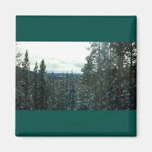 Imán de paisajes montañosos de pinos cubiertos de 