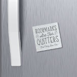Imán De Piedra Los Marcadores Son Para Quitters Personalizados Bo<br><div class="desc">Este lindo diseño de nerds para los amantes de los libros, las lombrices, los autores, los escritores, los amigos de los clubs de libros o los ávidos lectores presenta la graciosa cita "Los marcadores son para los quitters" con dos pequeños ilustraciones de libros. Personalice con una línea de texto personalizado...</div>