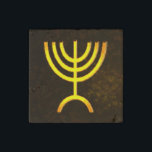 Imán De Piedra Menorah Flame<br><div class="desc">Una representación digital de la menorah judía de siete ramas (hebreo: מְ נ וֹ רָ ‎). La menorah de siete ramas, utilizada en el santuario portátil establecido por Moisés en el desierto y más tarde en el Templo en Jerusalén, ha sido un símbolo del judaísmo desde la antigüedad y es...</div>