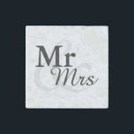 Imán De Piedra Mr&Mrs. Simple Elegant Typography Wedding Favor<br><div class="desc">Magnífica tipografía elegante blanco y negro "Mr.&Mrs". Haga clic en el botón personalizar it para personalizar el diseño eligiendo el color de fondo que desee e incluso agregue su propio texto. Los elementos coincidentes también están disponibles en el almacén.</div>