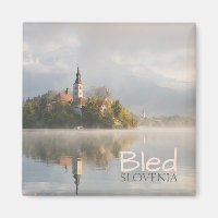 Imán de texto Foggy Bled Lake sunrise