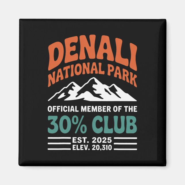 Imán Denali 30 Percent Club Est 2025 Hiking Adventure G (Frente)