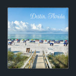 Imán Destin Florida Bonito Fotografía de recuerdo<br><div class="desc">Este imán de playa de Destin Florida cuenta con hermosas nubes blancas flotando sobre el océano azul. Paraguas de playa y paseo marítimo hasta la costa bordeados de hierba y arena costeras. Precioso regalo de costa esmeralda para un florido que ama la costa durante el verano.</div>