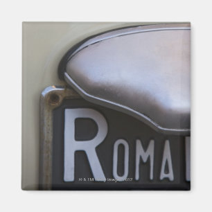 Imán detalle de un número de matrícula de Roma en un