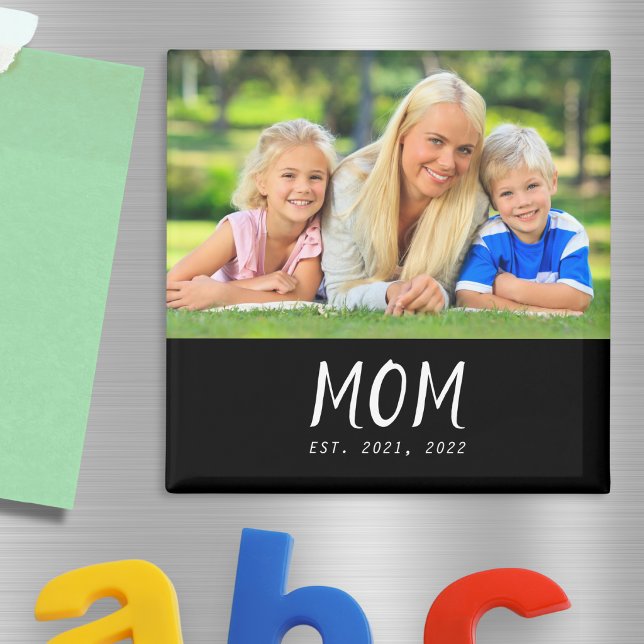 Imán Día de la Madre Foto Establecida Mamá (A square magnet with custom photo and "Mom est." caption with personalized year(s))
