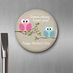 Imán Día de la Madre - Lechuzas ricas - Que te ama<br><div class="desc">¡Un diseño divertido y alegre para tu madre! búho personalizado de colores brillantes con hojas y ramas con un texto Feliz Día de la Madre que puedes personalizar.</div>