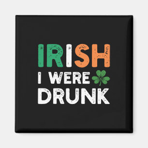 Imán Día divertido de San Patricio bebiendo irlandés Es