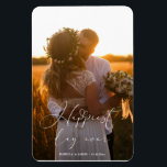 Imán Día más feliz Boda de caligrafía elegante de todos<br><div class="desc">Un exquisito imán fotográfico boda con sus hermosas fotografías bodas. Una elegante caligrafía blanca domina el "día más feliz de la historia", adornado con un corazón decorativo, adorna la imagen con un texto personalizado del nombre de la pareja y la fecha boda creando un ambiente atemporal e íntimo. El texto...</div>