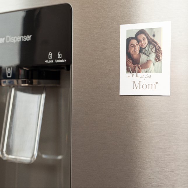 Imán Diseño de carta de amor (“Minimal magnet with oversized serif initial, script ‘is for,’ bold ‘Mom,’ and a small heart accent.)