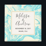 Imán Diseño de mármol Guay en Boda turquesa y crema<br><div class="desc">Guardar el recordatorio de fecha o un simple elemento conmemorativo. Un imán boda elegante y sofisticado con un elegante patrón de mármol falso con colores turquesa en tonos azul turquesa y crema. En la parte superior hay un marco de color crema con un borde dorado con los detalles de su...</div>