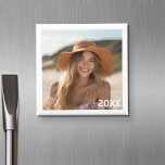 Imán Diseño fotográfico mínimo de moda con el año<br><div class="desc">Una excelente manera de mostrar tus fotos cuadradas desde tu cuenta en línea. Añada una foto cuadrada para hacer un gran recuerdo. Si necesita ajustar el texto o la imagen,  haga clic en el vínculo personalizar.</div>