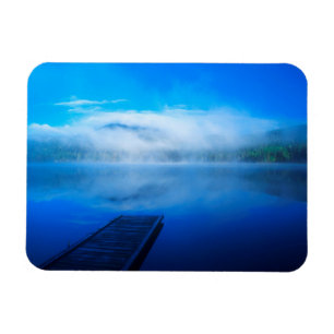 Imán Dock en un lago helado en calma, California