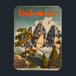 Imán Dolomitas Vintage<br><div class="desc">Una impresionante y nostálgica representación de los Dolomitas, una impresionante cordillera en el norte de Italia. El diseño captura los picos enmarañados, las formaciones rocosas dramáticas y los valles exuberantes, mostrando la belleza única de la gama. La obra de arte, de estilo vintage, evoca el majestuoso y escarpado encanto de...</div>