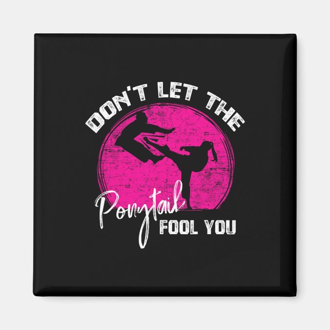 Imán Dont Let The Ponytail Fool You Funny Karate Gift  (Frente)