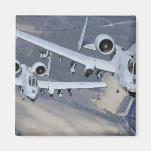Imán Dos aviones Thunderbolt II del A-10C vuelan en for