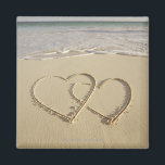 Imán Dos corazones sobre la playa<br><div class="desc">Beach and Love,  AssetID: 127999579 / {Gen Nishino} / Dos corazones traseros dibujados en la playa</div>