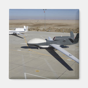 Imán Dos halcones globales estacionados en una rampa