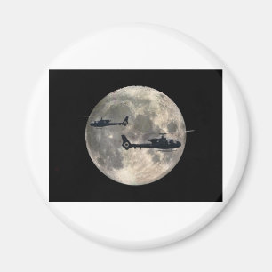 Imán dos helicópteros silueteados por una Luna Llena