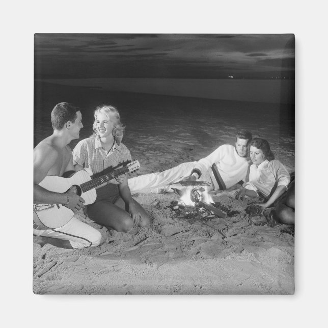 Imán Dos parejas en la playa sentadas alrededor de una  (Frente)