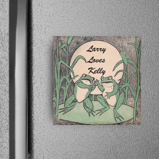 Imán Dos Ranas divertidas verdes del amor (Two fun green fighting frogs on lily pad with full moon and plants on square magnet.)